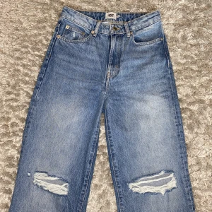 Jeans lager 157 - Säljer dessa boulevard jeans ifrån lager157. Vida i benen och håll i knäna i en mellanblå färg. Använda 1 gång så är som nyskick, säljer då dom inte kommer till användning.