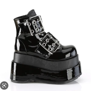 DEMONIAS - Reserverade. INTRESSEKOLL!!!!! Säljer endast vid bra bud, dem är nya och är använda 2-3 gånger!! Köpta för 2200kr inklusive frakt och tull och sånt! Använd inte köp nu på dessa direkt, kontakta mig först🫶🏻