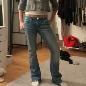 Ljusblå lågmidjade jeans  - Så så så snygga lågmidjade jeans!!😍😍 Innebenslängden- 75cm  Måttet rakt över midjan- 36cm