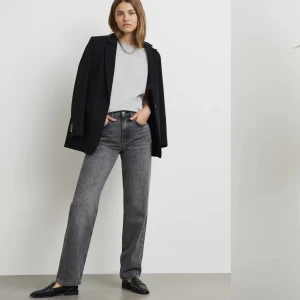 90s high waist jeans. Strl. 36 - 90s high waist jeans i svart från Gina Tricot, storlek 36. Nypris 599kr. I princip helt oanvända, lite för raka för min smak 