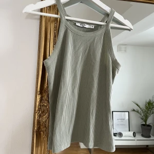 Top från na-kd - Ribbad topp i superfin grön färg från na-kd