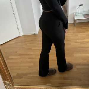 Lågmidjade kostymbyxor  - Lågmidjade kostymbyxor från neo noir, knappt använda!