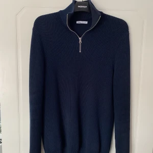 Blå halv zip tröja Zara - Säljer min blåa tröja från Zara. Inga synliga fläckar eller missfärgningar, skick 9/10. Buda eller köp direkt för 350kr. Nypris 500
