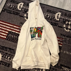 Hoodie  - Kommer inte till användning. Använt i sommar men jätte bra skick💗