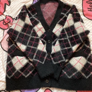 Fluffig kofta - Använd cirka 1-2 gånger, nu skick och bra kvalitet. Storlek M och är oversized 