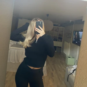 Stickad tröja  - Supermysig svart stickad tröja med dragkedja. Den är från ginas barnavdelning i storlek 164 men är som en XS🖤💗