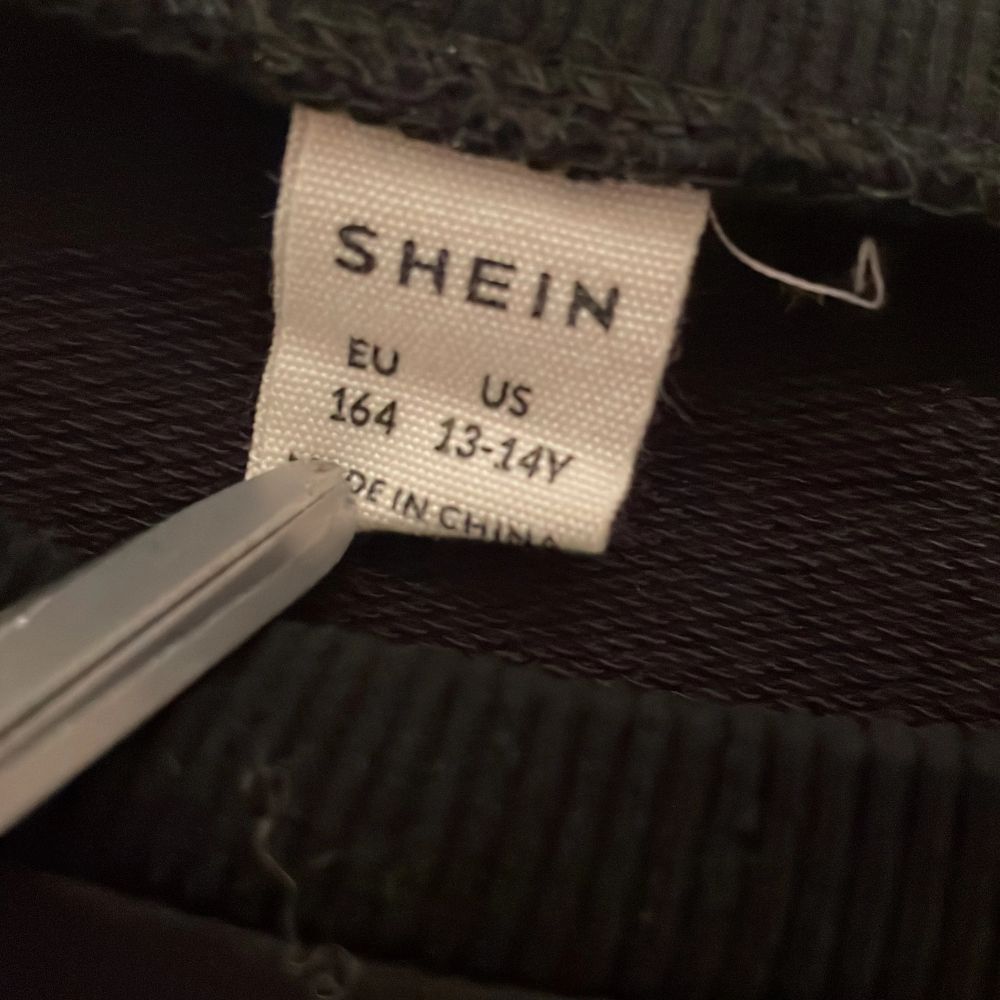 Stöttar inte SHEIN, köpte tröjan för länge sen. Använd en eller två gånger bara. Huvtröjor & Träningströjor.