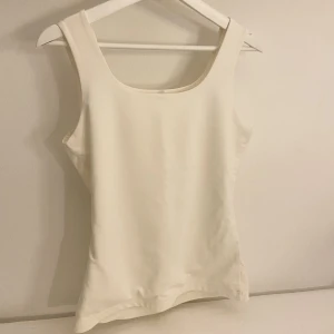 Satinlinne i tjockare tyg - Jättefint linne som är vintage, mjukt material och i nyskick, storlek S❤️‍🔥