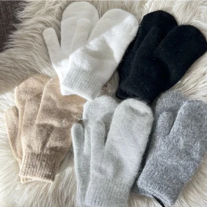 Vantar  - Få kvar i lager, skicka privat för mer info, gjorda av ull & Kashmirmix. 249:-❤️ (föregående pris 289:-)  passa på!