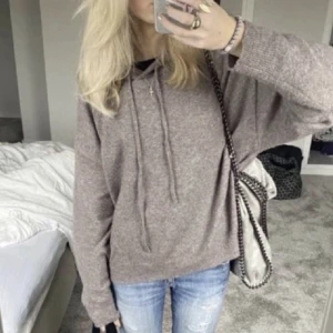 Stickad hoodie  - Säljer denna sjukt fina hoodie från Lindex Stolek M men skulle också kunna passa S om man vill ha den overzized❤️säljer pågrund av att den är lite för stor för mig Tveka inte på att höra av er om ni har några frågor och funderingar. Pris kan diskuteras💕