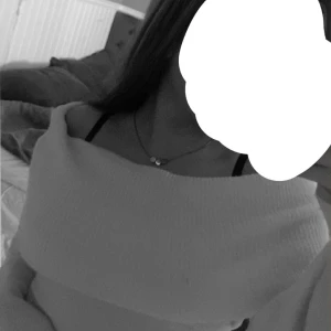 Vit stickad off shoulder tröja från H&M - Köptes för 250kr, Använd en gång💕