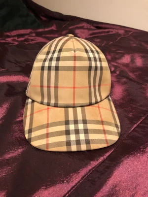 Bureberry keps - Säljer min helt nya oanvända burberry keps då den va för liten och kunde inte lämna tillbaka den kvitto och alla tillbehör finns snabb affär 1800
