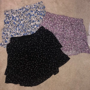 Kjolar - Tre kjolar från zara. Storlek s. 70kr styck.