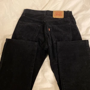 Levis manchesterbyxor  - Supersnygga svarta manchesterbyxor från Levis köpta på Pop butique i göteborg! Midjemått 38 cm rakt över och innerbenslängd 79 cm 💕 Bra skick! Kan gå ner i pris vid snabb affär!! 💖 