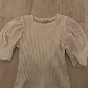 Kort topp!!! - så snygg tröja från zara. 🥰 så snygg med lågmidjade jeans ❤️‍🔥