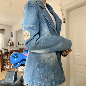 Jeans jacka  - Unik, cool, vintage jeans jacka med detaljer (passar mig som brukar bära storlek S/M i jackor)