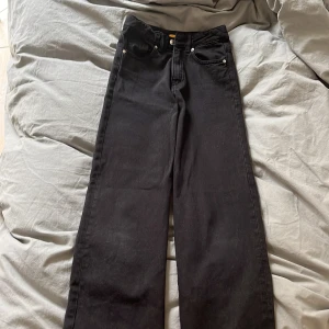 Jeans från gina - Superfina raka jeans från gina young i storlek 146. Adjusterbar midja, och i jättefint skick. Nypris ca. 300, så säljer de för 120. Pris kan alltid diskuteras 💗👍🏻
