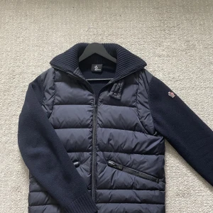Moncler cardigan  - Säljer min Moncler Maglione Tricot Cardigan som är i väldigt bra skick! Skick 8/10! Den är i storlek L men är liten i storleken så passar S/M! Den är självklart äkta!  Hör gärna av dig om du har frågor!