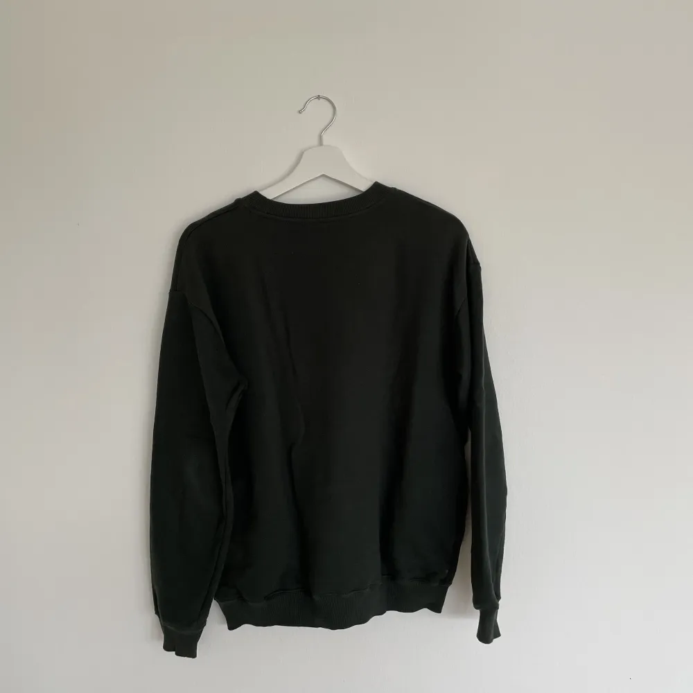 Grön vintage sweatshirt som är i storlek M men passar som XS/S om man vill ha den lite oversized. Mycket bra skick💗💗. Tröjor & Koftor.
