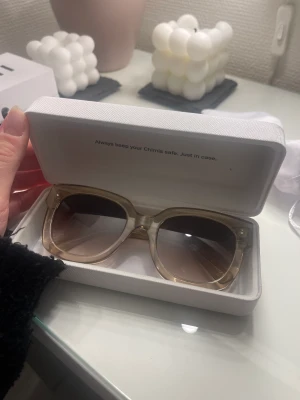 Chimi solglasögon  - Chimi solglasögon i 08 i färgen ecru. Sparsamt använda. Inga defekter, köpa i befintligt skick och köparen står för frakten.