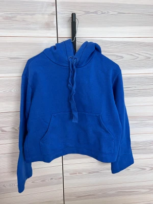 Croppad hoodie - Klarblå croppad hoodie från hm. Väldigt bra skick! 