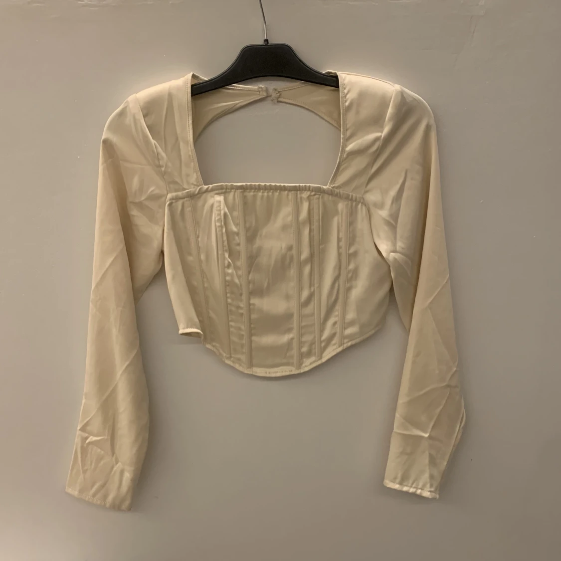 Satintopp med öppenrygg