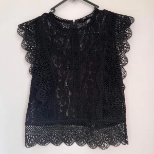 Topp zara - Jättefin spets topp från zara. Säljer då den inte kommer till användning💗💗