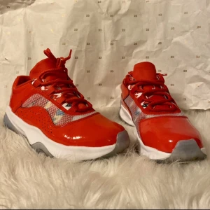 Air Jordan 11 CMFT Low  - I nyskick, endast använda en gång. All original förpackning kvar (låda + papper)! Säljer pga att jag har exakt samma model i två andra färger och inte använder dessa (skönaste sko modellen jag haft i hela mitt liv!) :) Köpta för 1400kr