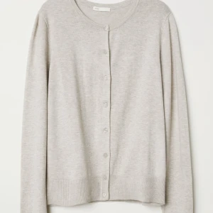 Beige finstickad kofta - En supersöt beige kofta utan tecken på användning. Koftan är i st M men passar bra på mig som oftast har st S.  Skriv privat för annat prisförslag.