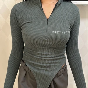 Body - Varm och skön body till våren. Väldigt fin men gillade inte färgen. Det är en blandning av grå och grön färg. Modellen har storlek XS- S vanligtvis 