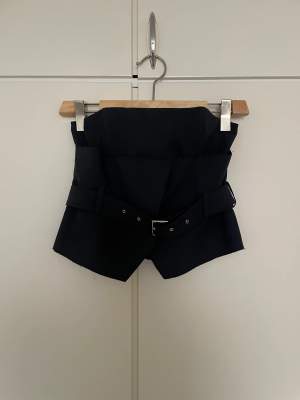 Snygg zara topp som tyvärr aldrig kom till användning. Slutsålt i butiken, Köptes i vintras för 499 men säljer den för 200 kr. Stl: S