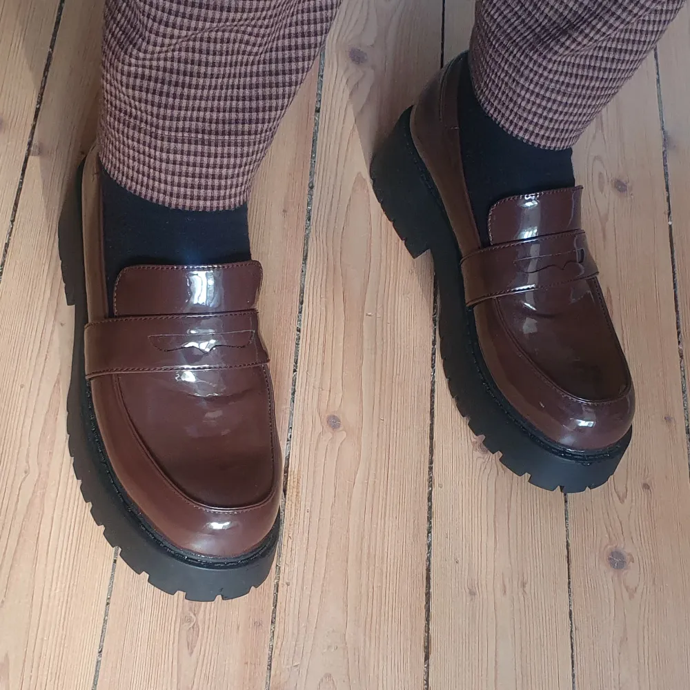 loafers i mörkbrunt veganläder i NYSKICK! önskar jag kunde spara dessa men de är lite för stora för mig.. Skor.