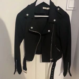 Mocka jacka - Mocka jacka i nyskick! perfekt till sommaren🤩 Storlek S/M. Frakt 69kr (Går inte ner i pris)🌸
