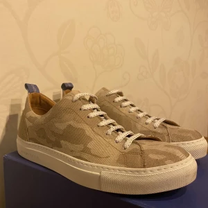 Jacob Cohen - Ett par Jacob Cohen skor i storlek 42. Använda en gång så i princip helt nya. (Nypris 3899kr)  Beige camo som passar bra med mycket! Perfekta vid behov av ett par exklusiva skor som inte många har. Skriv gärna vid fler frågor!