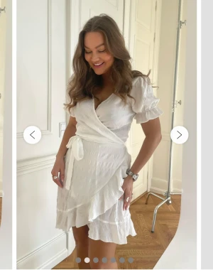 Vit klänning  - En super fin vit klänning från byic. Fint material med lite struktur i. Helt oanvänd i storlek L.  650kr nypris och säljer för 450kr