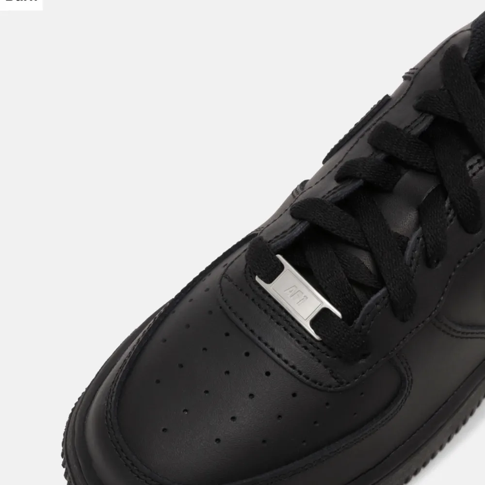 Svara Nike skor  Bilden är dom smutsiga men annars precis som nya nästan aldrig andvända och tvättat dom innan jag skickar dom såklart  Ge mig prisförslag . Skor.