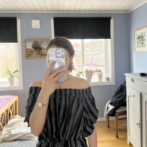 Fin randig tröja  - Marinblå off-shoulder tröja med vita ränder + rosett vid midjan. Från Abercrombie, stlk XS 🦋