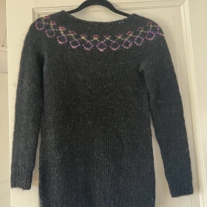 Stickad tröja  - Svart stickad tröja från Island med mönster vid kragen, tjock och mysig (inga hål eller maskor) stlk S/M 🤍