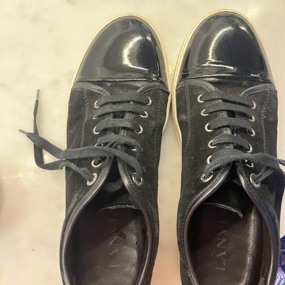 Dessa fräscha skor har används sparsamt under ett halv år men inte så mycket under vintertiderna då de mest legat hemma. Skick 7,5 av tio endast något märke på tån. Har tyvär inget kvitto och inte heller någon box. Tvättar såklart vid köp.. Skor.