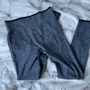 Tights från Panos Emporio - Träningstights från Panos Emporio, stretchiga och bra skick👍