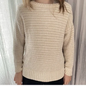Stickad tröja  - En glittrig och lite fluffig stickad tröja från zara (fancy collection) som inte finns i zara längre. Väldigt bra skick och nästan aldrig använd (1-2 gånger) 💓💓