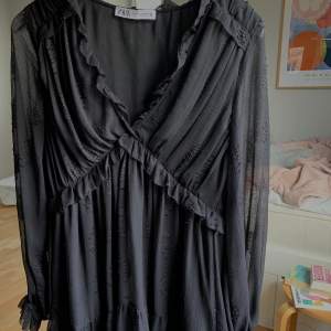 Så fin svart zara klänning med mönster. Använd några få gånger. Passar mig som vanligtvis bär S. Säljer då den inte kommer till användning.😽 200kr vid snabb affär👌