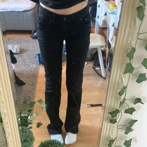Lågmidjade jeans - Skit snygga Lågmidjade svarta jeans köpta på sellpy! Bootcut men lite långa på mig som är 160cm ❤️
