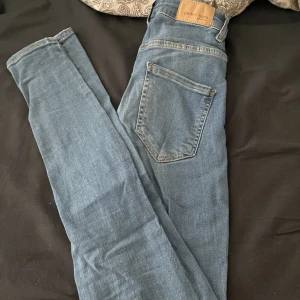 Molly Jeans - Molly jeans från Ginatricot, använt skick men hela och fina. Storlek S. Blå/grå