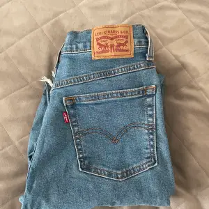 Levis Mom Jeans i storlek 28, använda 1 gång. Superbra skick💗(lite skrynkliga pga att de är nytvättade)