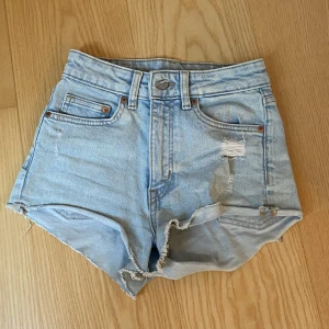 Jeansshorts  - Ljusblå jeansshorts ifrån hm. 