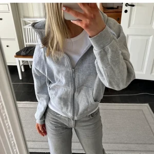 Grå zip hoodie - Säljer denna super snygga zip hoodie knappt använd! Lånad första bild. Strl M och sitter lite oversized i bra kvalite som inte blir nopprig! Frakt tillkommer💖 pris kan diskuteras 🙂