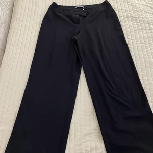 Svarta Kostymbyxor  - Säljer ett par fina svarta kostymbyxor i storlek 42 🖤✨ Minns tyvärr inte vart jag köpte de ifrån 😅 Säljer de för 100 kr + frakt; kan även mötas upp i Örebro 💕 Dm för mer bilder/info ☺️