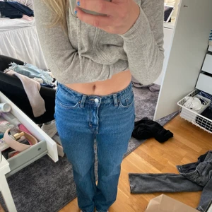 Blå jeans  - Säljer dessa blå jeansen från weekday! Super fina och sköna, använda cirka två gånger, midrise!