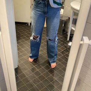 Håliga jeans  - Håliga jeans i storlek 36. Jag är 170 cm och dem nuddar golvet. Köpte dem för 599kr och säljer dem för 399kr. Skriv till mig om du är intresserad!!! 